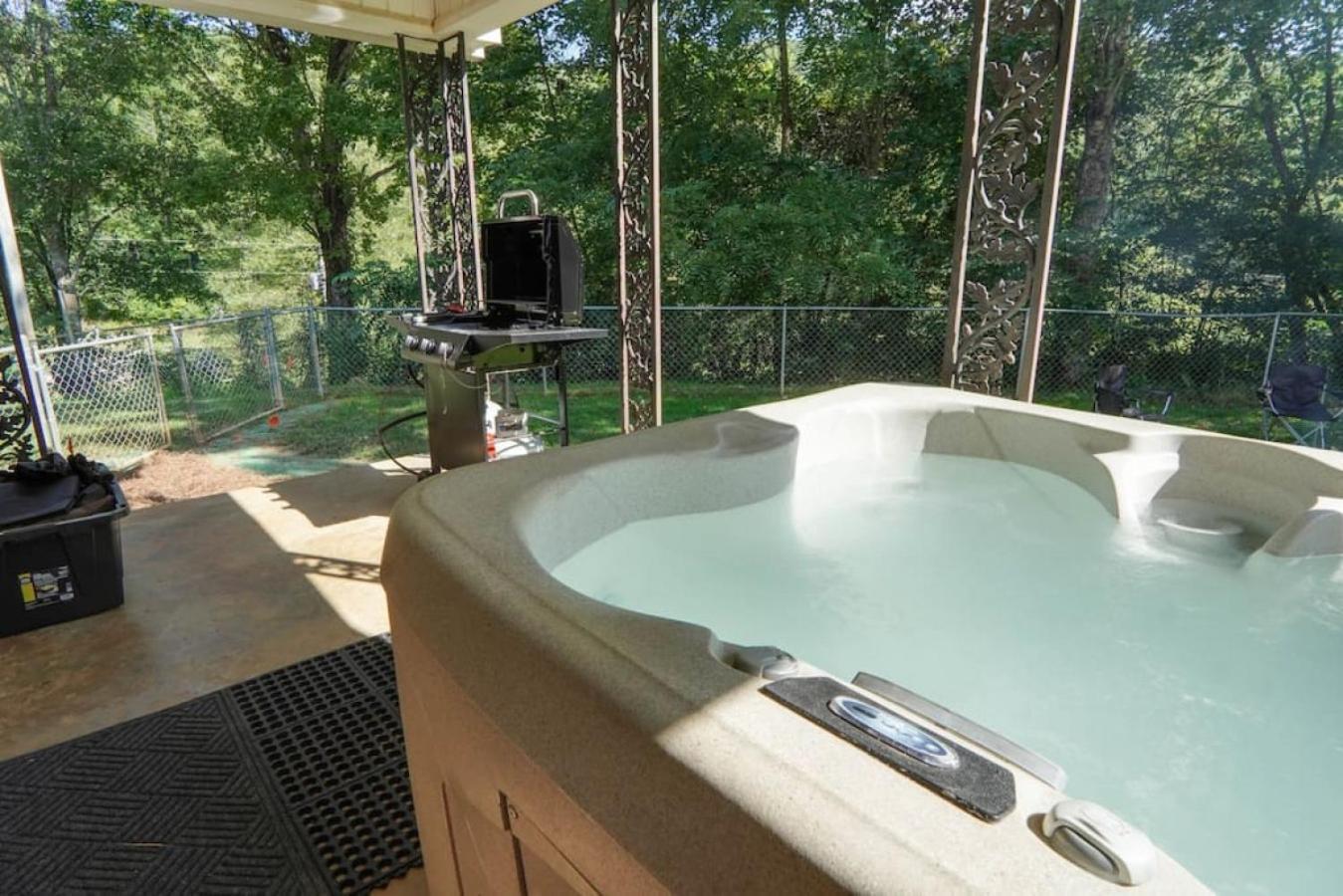 Trail-Ready Retreat Near Waterfalls W/ Hot Tub Villa เบรวาร์ด ภายนอก รูปภาพ